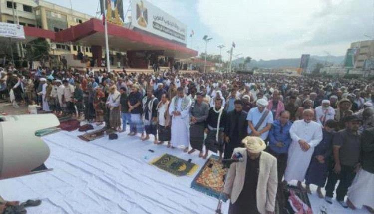 
لملس والشعيبي يتقدمان حشود جمعة الوفاء في عدن

