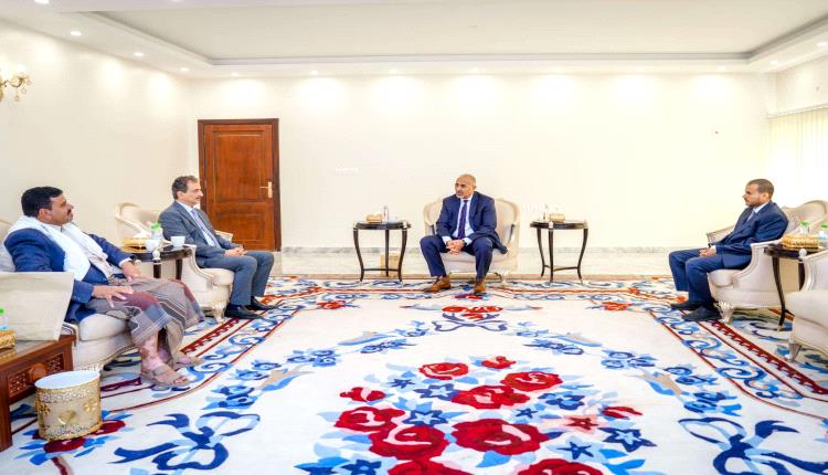 الرئيس الزُبيدي يطّلع على المخطط الإنشائي لمشروع مركز المؤتمرات والمعارض بمحافظة شبوة
