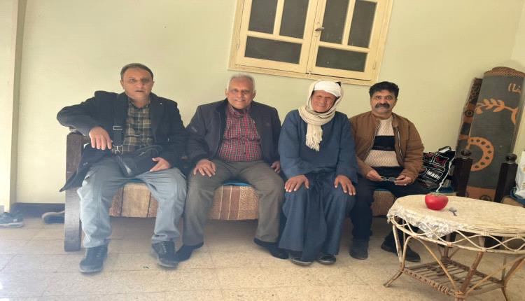 طلاب  من اليمن يافع يزورون ويكرمون معلمهم في صعيد  جمهورية مصر بعد 40 عام من اللقاء