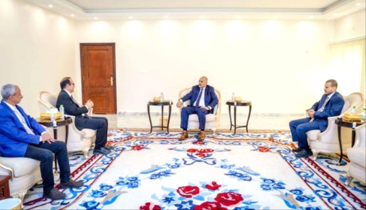 الزُبيدي ووزير الصحة يناقشان أوضاع وتحديات القطاع الصحي في سقطرى وعدن

