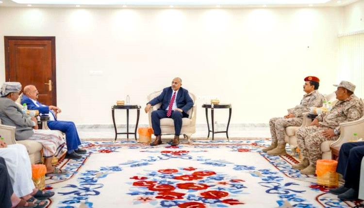 الرئيس الزُبيدي يبحث مع الشيخ البركاني سُبل تضافر الجهود لتعزيز الأمن والاستقرار في المحافظات المحررة