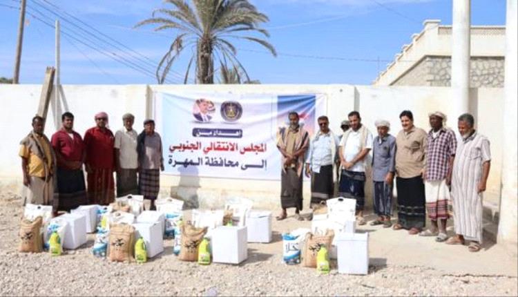 انتقالي المهرة يوزع السلال الغذائية على الأسر الأشد احتياجاً