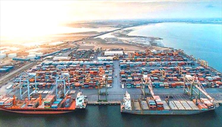 السعودية توقف تصاريح دخول البواخر إلى ميناء عدن على خلفية رفض انسحاب قوات الانتقالي من حضرموت والمهرة