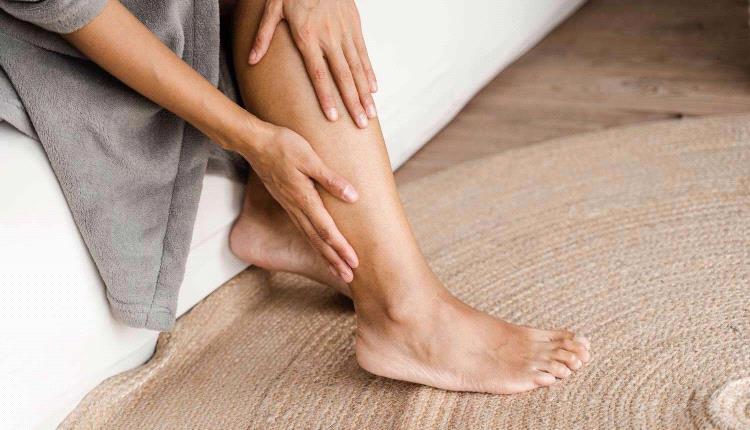 5 إشارات في الساقين قد تنذر بتلف الكلى.. لا تهملها..