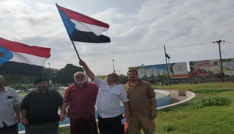 «التسريح لا يُسقط الحق: ضابط يرفع علم دولته المؤجَّلة»