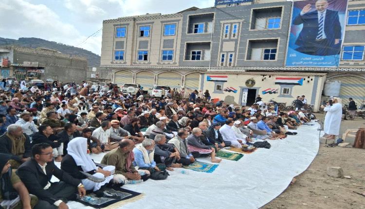 أبناء الضالع يؤدّون صلاة الجمعة في مخيم الاعتصام المفتوح