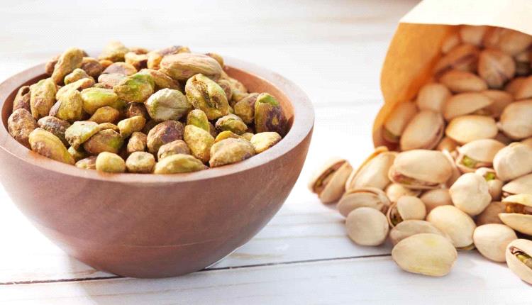 دراسة: تناول الفستق ليلًا يُبطئ تطور السكري..