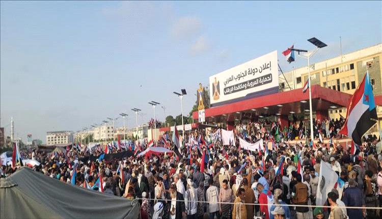 بعد وصول وفد يافع .. احتشاد جماهيري ضخم في ساحة العروض للمطالبة باستقلال الجنوب