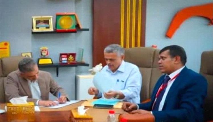 محافظ عدن يوقّع اتفاقية بناء الدور الرابع بكلية طب الأسنان