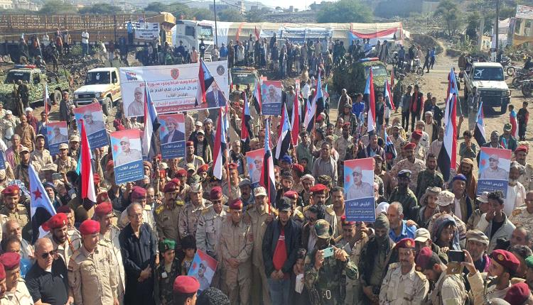 توافد واسع لمنتسبي القوات المسلحة الجنوبية والأجهزة الأمنية إلى مخيم الاعتصام المفتوح بالضالع