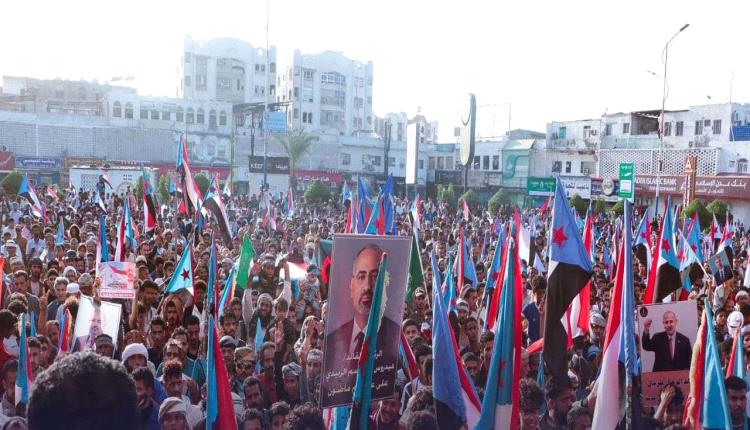 توافد أبناء البريقة وجحاف إلى ساحة الاعتصام بالعاصمة عدن دعمًا لمطلب إعلان دولة الجنوب العربي