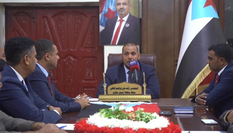 السلطة المحلية والقيادات العسكرية بسقطرى تعلن دعمها لخطوات الرئيس عيدروس الزبيدي
