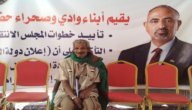 سبعة عشر يومًا من الصمود.. العم أحمد عمير في مقدمة مرابطي اعتصام سيئون