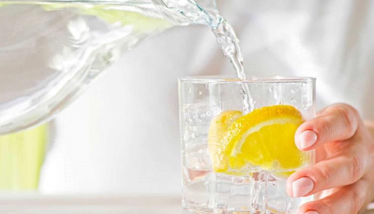 ماء الليمون.. إضافة طبيعية قد تساعد في علاج النقرس