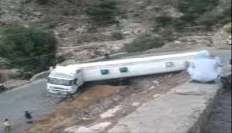 جنوح شاحنة سمن يشل الحركة المرورية كليًا في نقيل ظمران بلحج