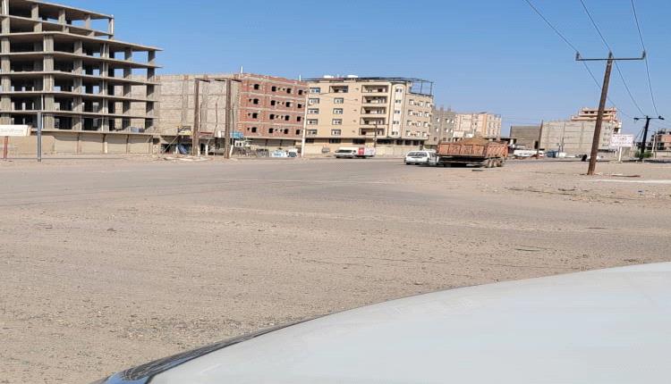 مواطنون يستنجدون بالرئيس ومحافظ عدن ومجلس القضاء من نافذين بسطوا على أراضيهم
