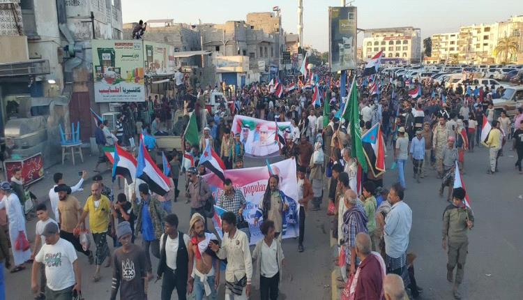 لحظة وصول سيول بشرية من أبناء الضالع إلى ساحة العروض بالعاصمة عدن
