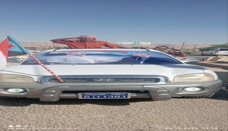 توافد المواكب إلى ساحة اعتصام سيئون للمشاركة في مسيرة “القرار الحاسم

