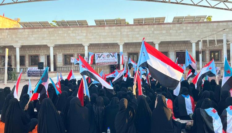 حرائر مديرية قشن ينظمن فعالية اعتصامية واسعة للمطالبة بإعلان دولة الجنوب العربي