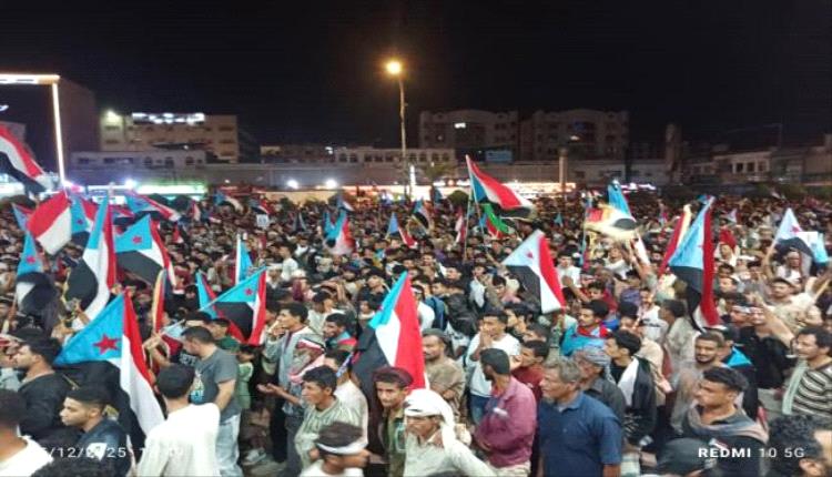 ساحة العروض تحتضن أمسية فنية غنائية بحضور جماهيري حاشد