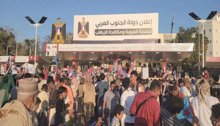 ساحة الاعتصام المفتوح بالعاصمة عدن تستقبل حشودًا جماهيرية من مديريتي صبر والشيخ عثمان