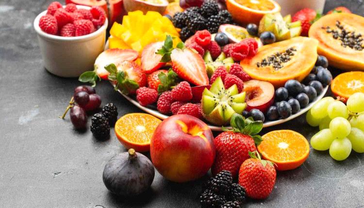 "منها التوت والتفاح".. 10 فواكه تُساعد على حرق دهون البطن ..