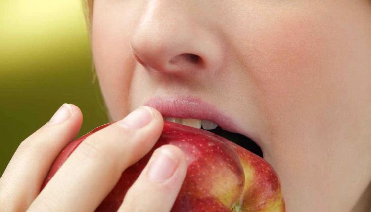 تناول التفاح يوميا يُسهم بالوقاية من أمراض القلب ..
