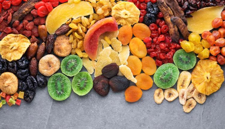 5 أخطاء شائعة تجنبها عند تناول الفواكه المجففة..