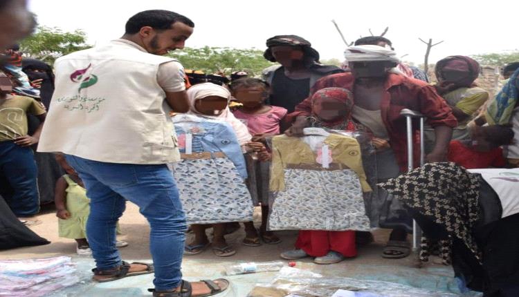 مؤسسة ذو النورين وشعيله توزعان ملابس شتوية للفقراء وذوي الاحتياجات الخاصة  في منطقة الجول بأبين