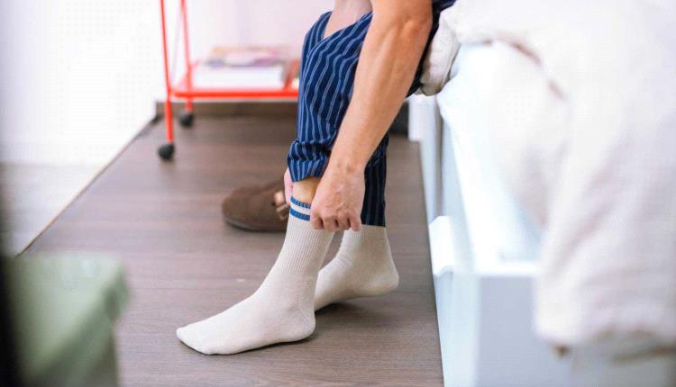 هل تترك جواربك علامات على ساقيك؟.. الدراسات تجيب
