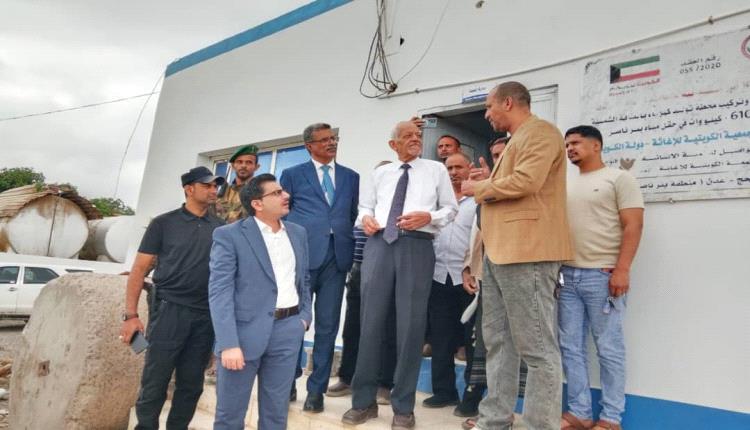 نائب وزير المياه يطلع على المراحل النهائية لمشروع إنشاء محطة طاقة شمسية في حقل بئر ناصر