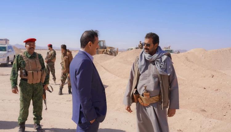 محافظ شبوة يتفقد تجهيزات في مشروع إنشاء مركز شبوة للمؤتمرات والمعارض