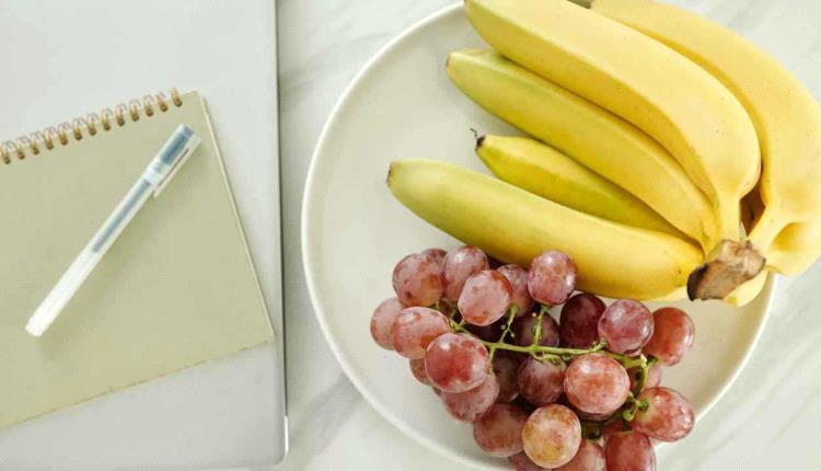 الموز مقابل العنب.. أيهما يزودك أكثر بالبوتاسيوم؟