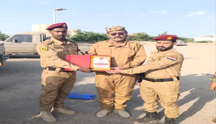 الضباط الخريجون من الكلية الحربية يمنحون قائد اللواء 43 عمالقة شهادة شكر وتقدير 
