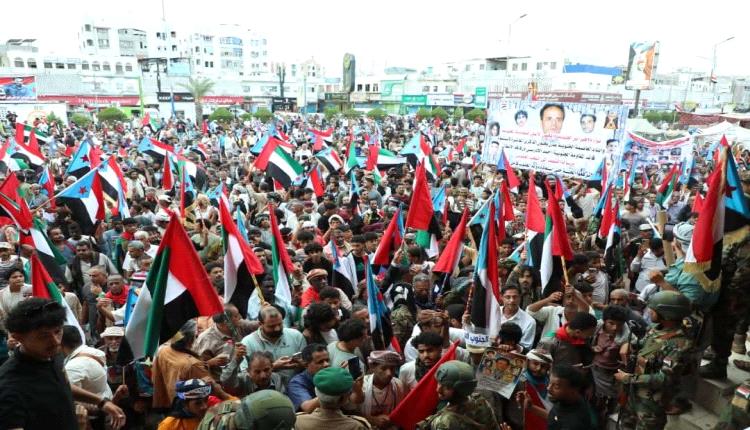 حشود المنصورة تشارك في الاعتصام المفتوح بالعاصمة عدن للمطالبة بإعلان دولة الجنوب العربي
