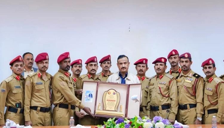 المحافظ بن الوزير يستقبل خريجي الكلية الحربية، ويؤكد على أهمية تأهيل الكفاءات العسكرية