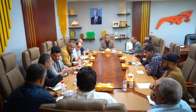 محافظ العاصمة عدن يشدد على تكثيف الرقابة الميدانية وضبط الأسعار وتنظيم آليات توزيع الغاز