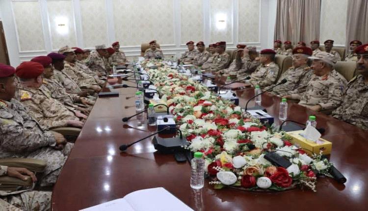 وزير الدفاع يترأس اجتماعاً موسعا بقيادات الوزارة والهيئات والدوائر 