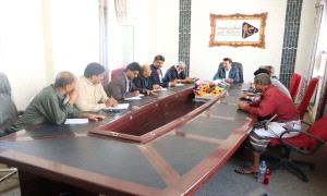 فريق التوجيه والرقابة الرئاسي يلتقي قيادة الغرفة التجارية ومكتب الصناعة والتجارة في أبين