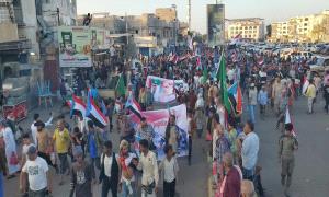 لحظة وصول سيول بشرية من أبناء الضالع إلى ساحة العروض بالعاصمة عدن