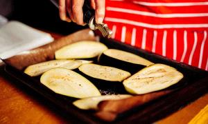 هل يساعد الباذنجان النيء في خفض الكوليسترول الضار؟
