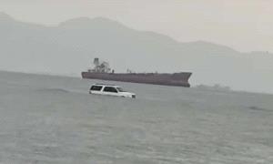 غرق سيارة بعد أن جرفتها أمواج البحر في ساحل الحسوة بالبريقة
