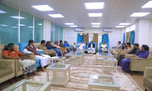 بحضور مستشار رئيس هيئة الطيران ..مدير مطار الغيظة الدولي يعقد اجتماعًا موسعًا بالجهات العاملة في المطار