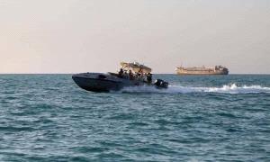 هيئة بريطانية: زوارق صغيرة تهاجم سفينة على بُعد 15 ميلاً في البحر الأحمر
