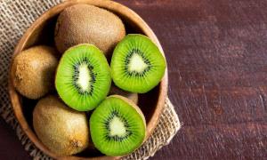 حبتان من الكيوي يوميًا.. سر الحفاظ على شباب البشرة
