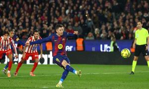 بطريقة غريبة.. ليفاندوفسكي يهدر ضربة جزاء لبرشلونة 