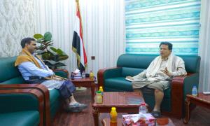 محافظ المهرة يطّلع على الوضع التمويني من مدير الصناعة والتجارة بالمحافظة