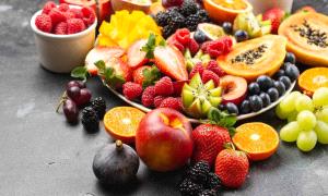 "منها التوت والتفاح".. 10 فواكه تُساعد على حرق دهون البطن ..