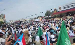 أهالي عدن يؤدون صلاة الجمعة في ساحة الاعتصام بحضور قيادات المجلس الانتقالي
