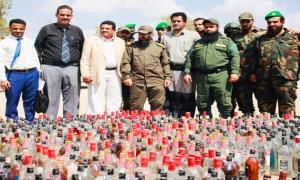 إدارة مكافحة المـ.ـخدرات بقوات الحزام الأمني تتلف كمية كبيرة من الخـ.ـمور المستوردة